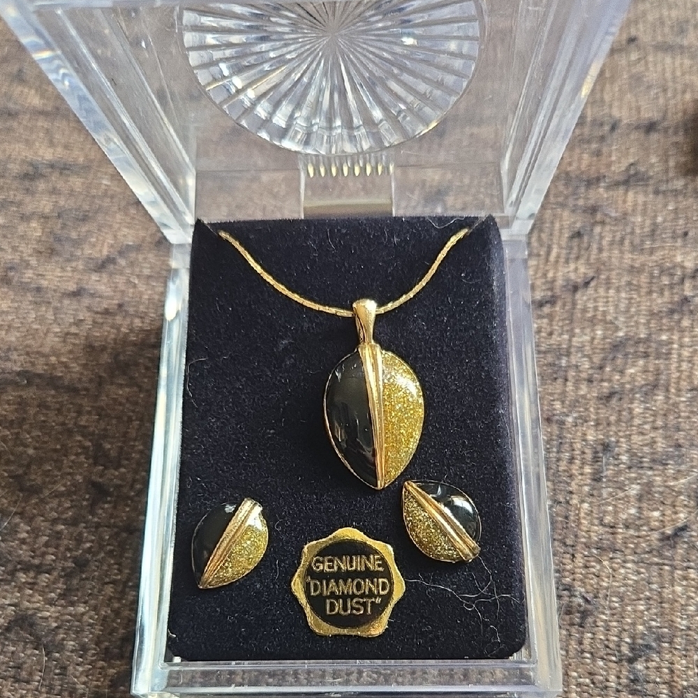 Vintage "Genuine Diamond Dust" And Black Enamel Gold Tone Jewelry Set(2)💫NWT